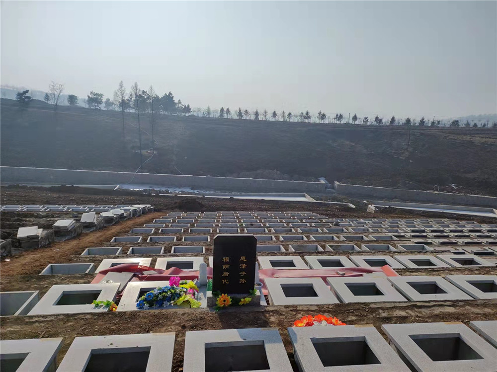 圣龙山公墓
