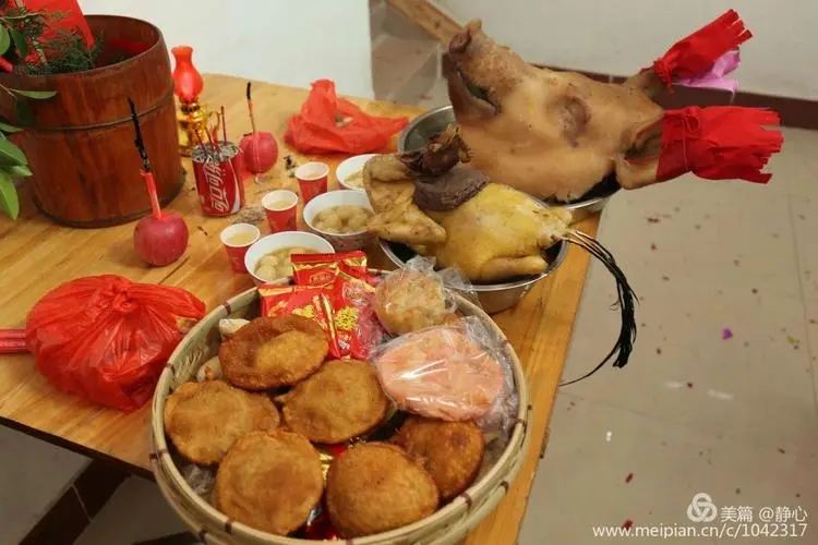 坟头供品能不能吃？捡供品捡回漂亮媳妇，却成了村里的笑话